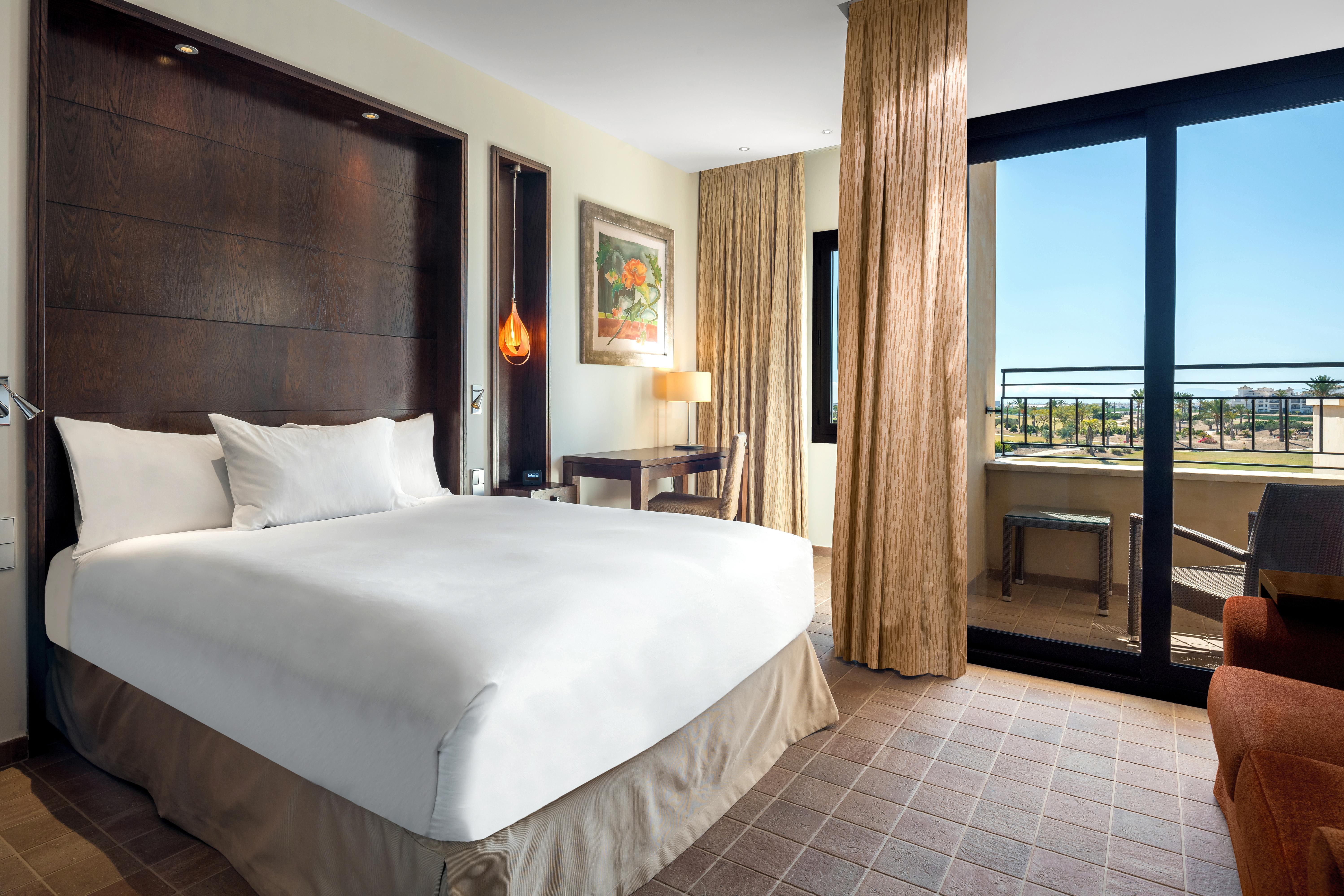 Doubletree By Hilton La Torre Golf Resort Roldán Exterior foto A bedroom at the Hilton San Diego Bayfront