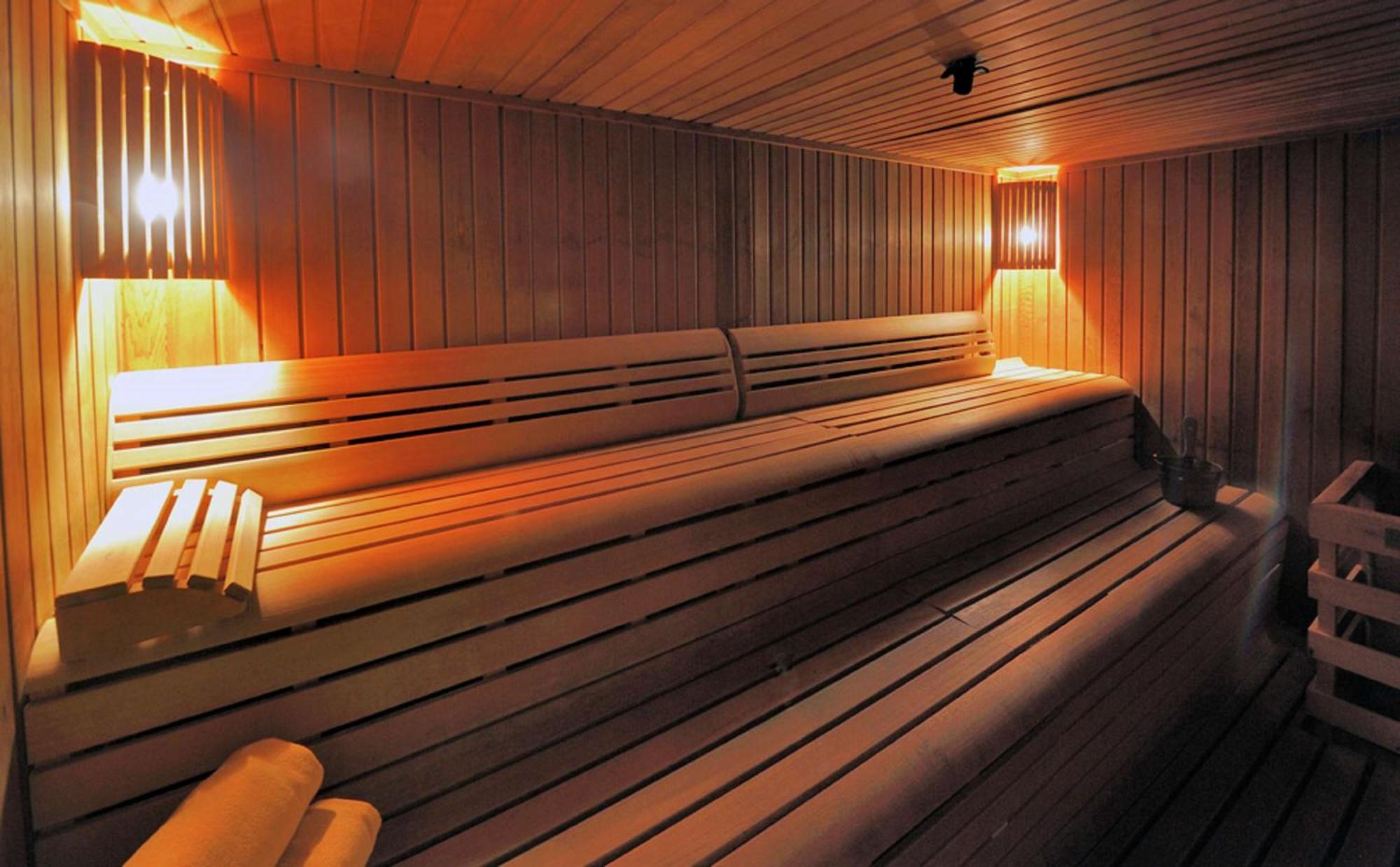 Doubletree By Hilton La Torre Golf Resort Roldán Exterior foto A modern Finnish sauna