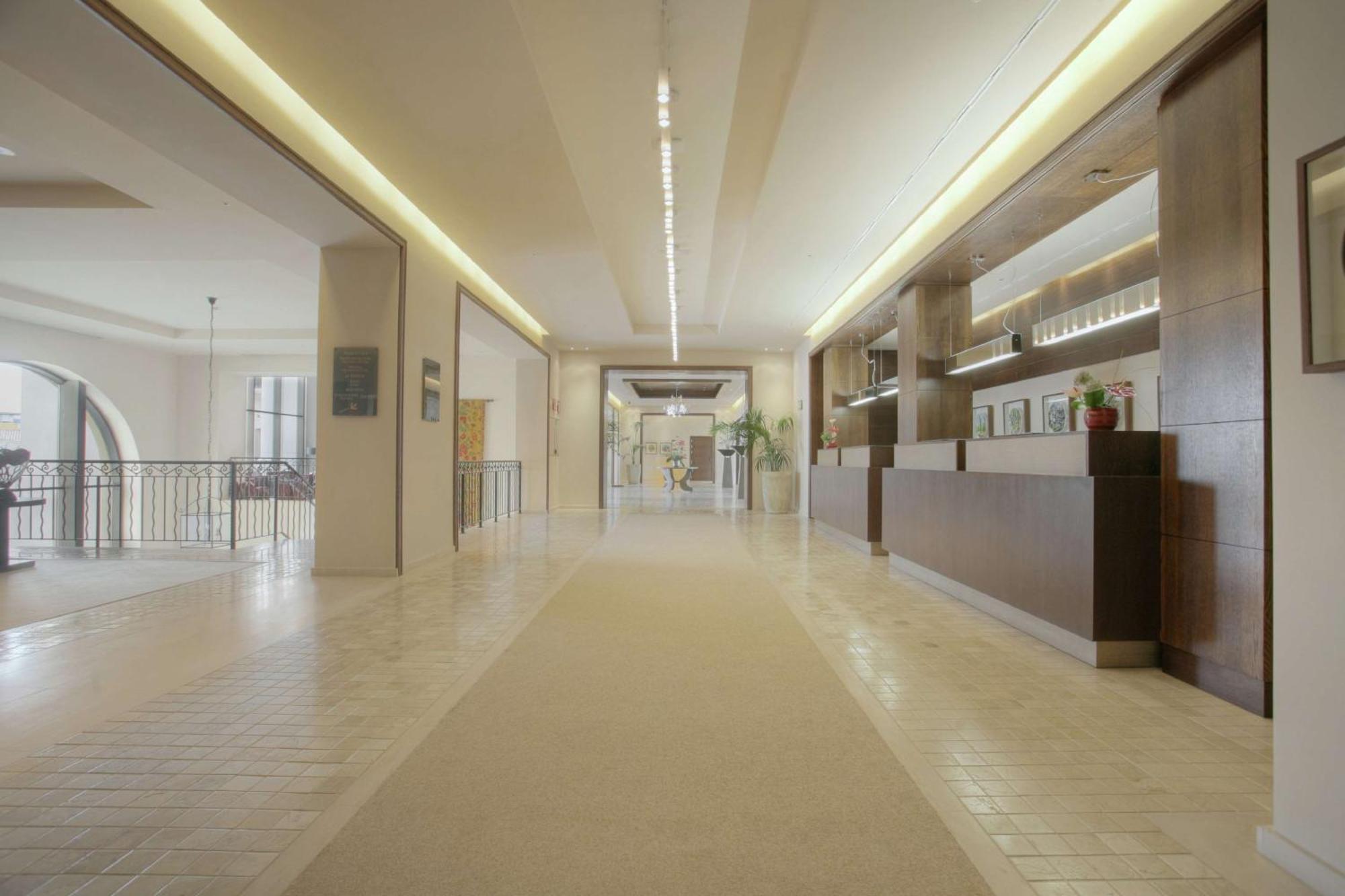 Doubletree By Hilton La Torre Golf Resort Roldán Exterior foto Interior of the hotel