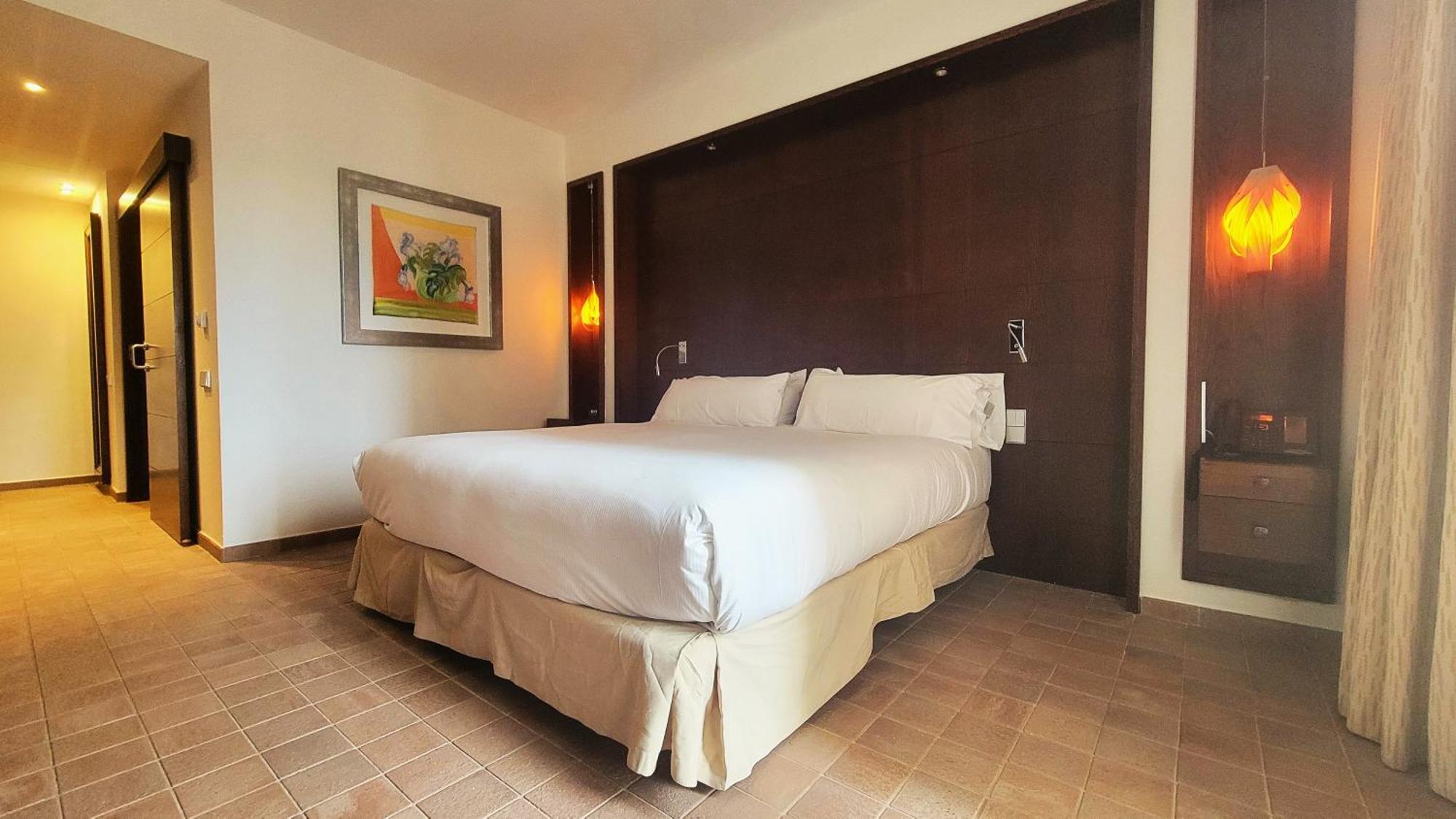 Doubletree By Hilton La Torre Golf Resort Roldán Exterior foto A bedroom at the hotel